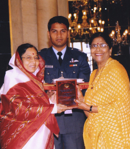 चित्र:Usha-priyavanda-pratibha-patil.jpg