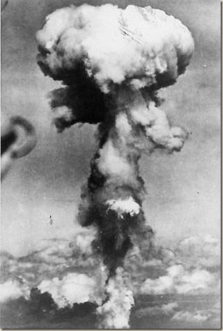 चित्र:The-Atomic-bomb-mushroom-cloud-over-Hiroshima.jpg