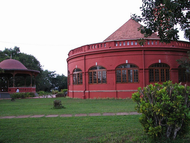 चित्र:Kanakakunnu-Palace-2.jpg