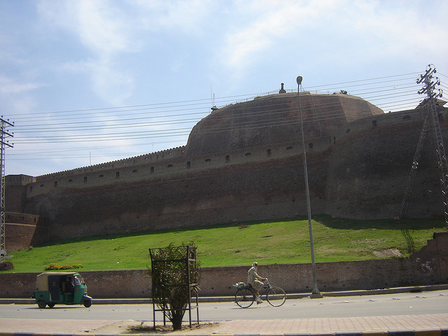 चित्र:Bala-Hisar-Fort-Peshawar.jpg