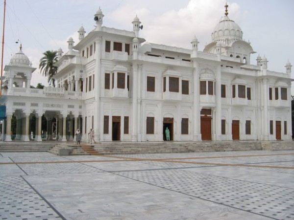 चित्र:Gurudwara-Ber-Sahib-Kapurthala.jpg