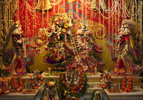 चित्र:Iskcon-Vrindavan-Sri-Radha-Shyamsundar.jpg