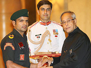 चित्र:Vijay-Kumar-1.jpg