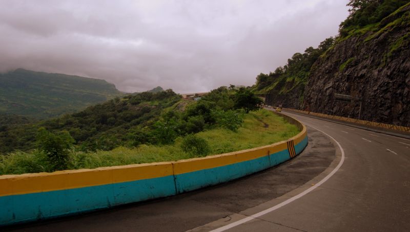 चित्र:Expressway-Lonavala.jpg