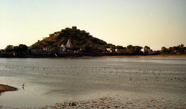 चित्र:Gab-Sagar-Lake-Dungarpur.jpg