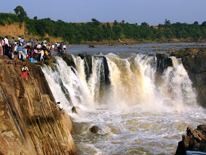 चित्र:Dhuandhar-Falls.jpg