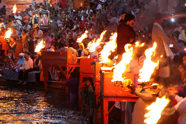 चित्र:Ganga-Aarti-haridwar.jpg