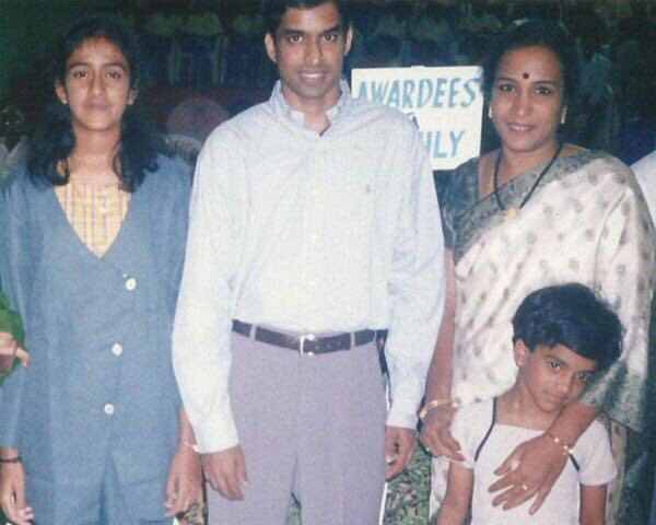 चित्र:PV-Sindhu-Pulela-Gopichand.jpg