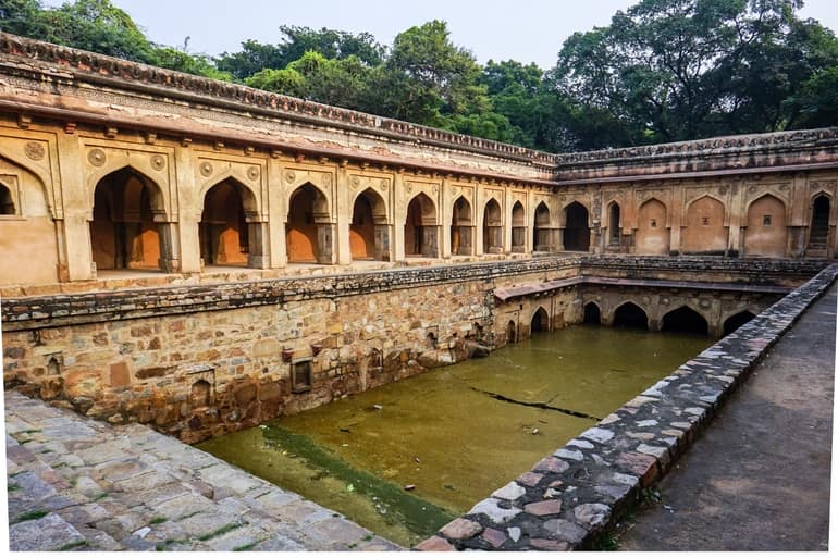 चित्र:Rajon-ki-Baoli.jpg