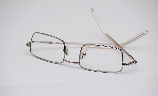 चित्र:Eyeglasses-1.jpg