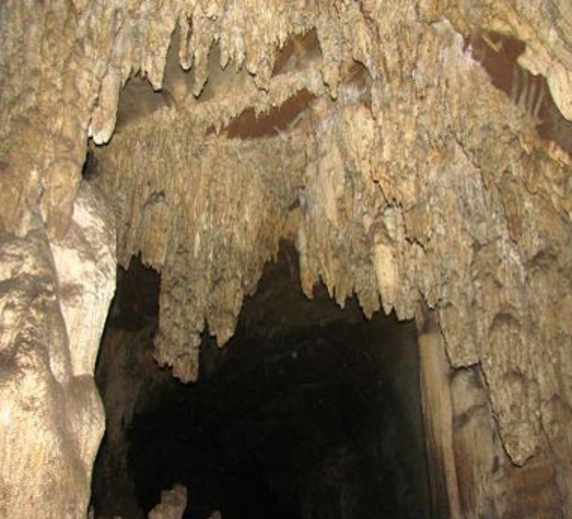 चित्र:Kutumbsar-Cave.jpg