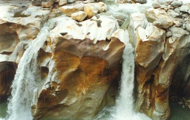 चित्र:Gaumukh-Mountain.jpg