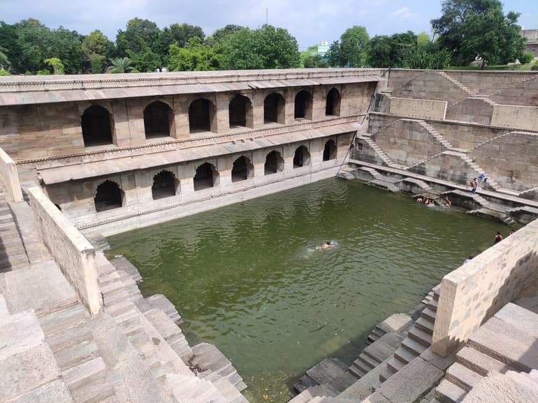 चित्र:Hadi-Rani-ki-Baori-onk.jpg