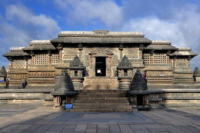 चित्र:Kedareshawara-Temple-Belur-2.jpg
