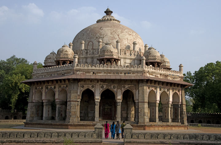 चित्र:Isa-Khan's-Tomb.jpg