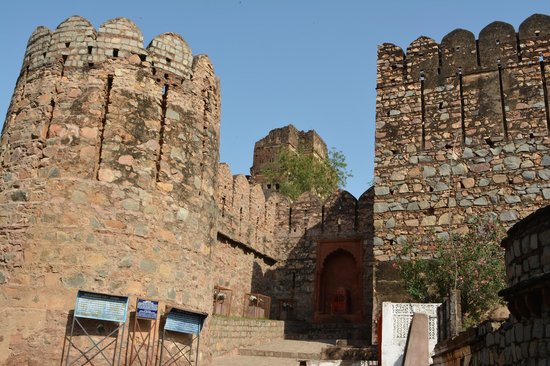 चित्र:Barua-Sagar-Fort.jpg