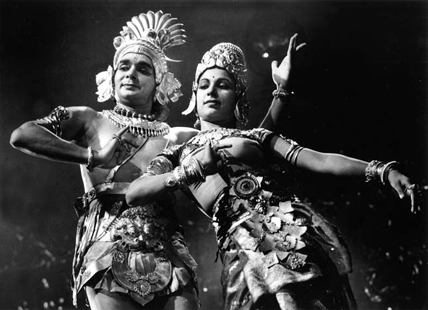 चित्र:Uday-Shankar-and-Amala-Shankar-in-Kalpna-1948.jpg