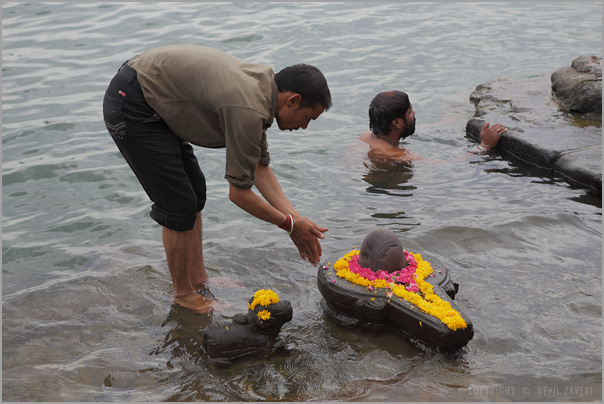 चित्र:Pooja, Maheshwar.jpg