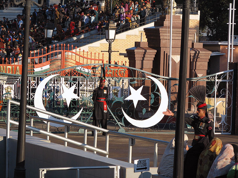 चित्र:Wagah-Border-3.jpg