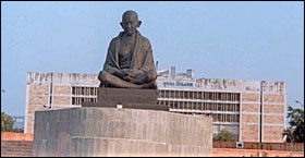 चित्र:Vidhan-sabha-Gujarat.jpg