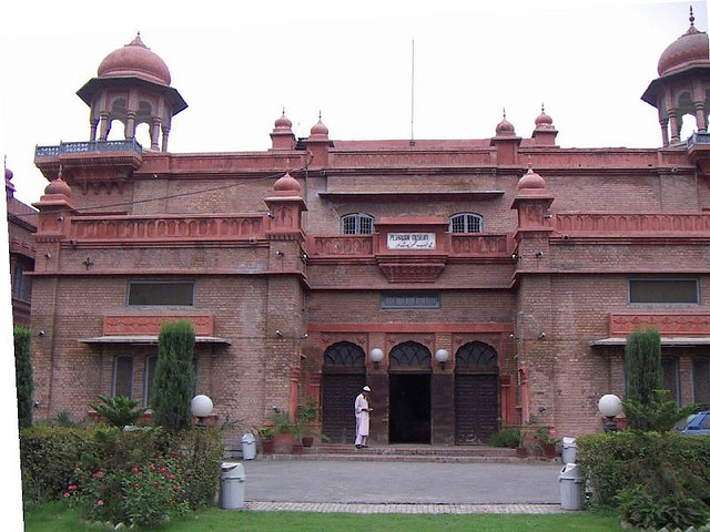 चित्र:Peshawar-Museum.jpg
