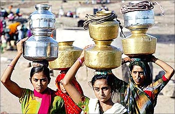 चित्र:Water-Problem-Delhi.jpg