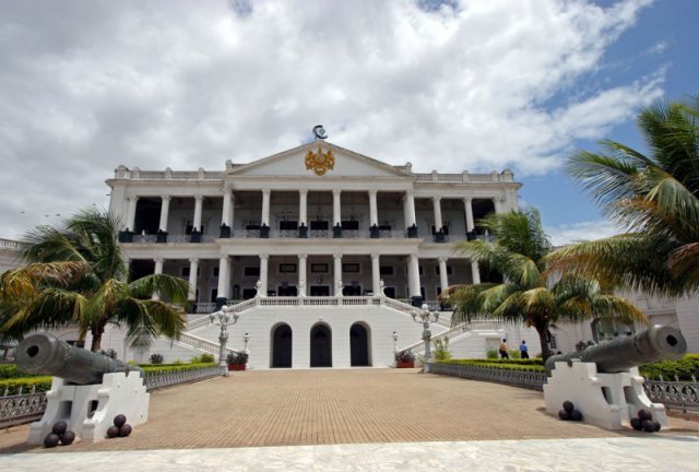 चित्र:Falaknuma-Palace.jpg
