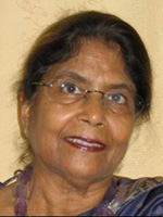 पूर्व राष्ट्रपति प्रतिभा पाटिल से सम्मानित होतीं उषा प्रियंवदा