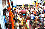 गुरु पूर्णिमा पर श्रद्धालुओं का भजन-कीर्तन, गोवर्धन, मथुरा Devotees Chanting Bhajans On Guru Purnima, Govardhan, Mathura