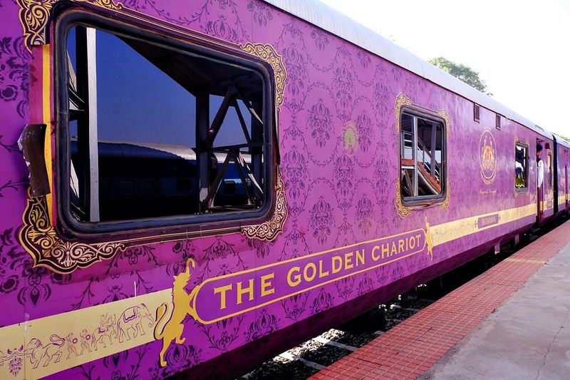 चित्र:Golden-Chariot.jpg