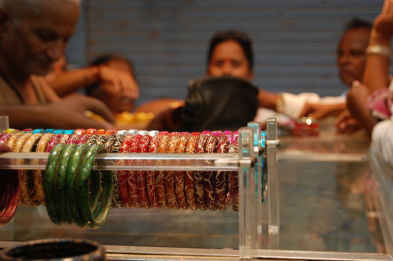 चित्र:Bangles-Varanasi.jpg