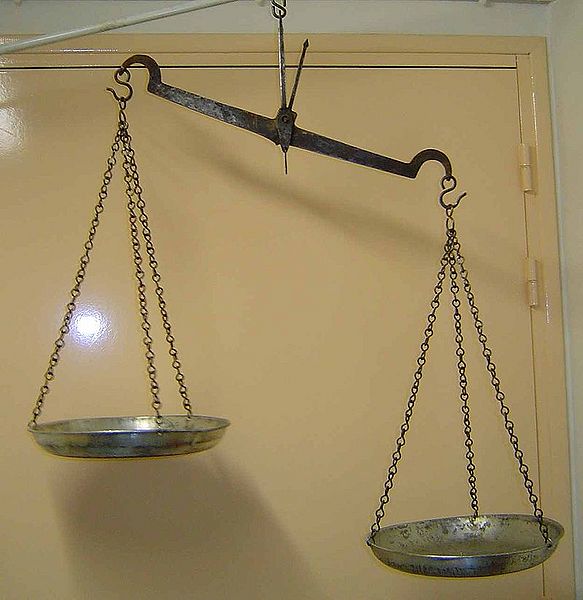 चित्र:800px-Balance a fleau.jpg