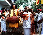 गुरु पूर्णिमा पर श्रद्धालुओं का भजन-कीर्तन, गोवर्धन, मथुरा Devotees Chanting Bhajans On Guru Purnima, Govardhan, Mathura