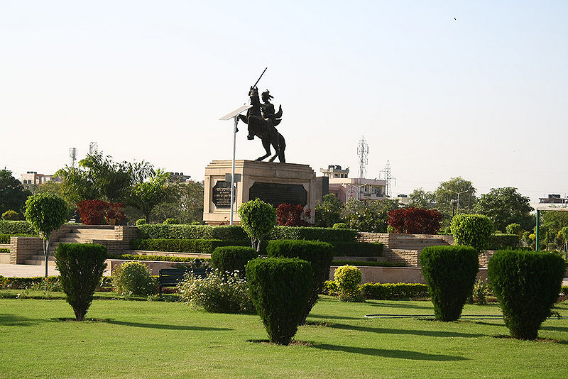 चित्र:Laxmibai-Statue.jpg