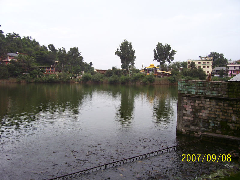 चित्र:Rewalsar-Lake-5.jpg