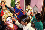 होलिका की मूर्ति पर, मथुरा के शिल्पकार काम करते हुए Craftsmen Of Mathura Doing Work On Holika Statue