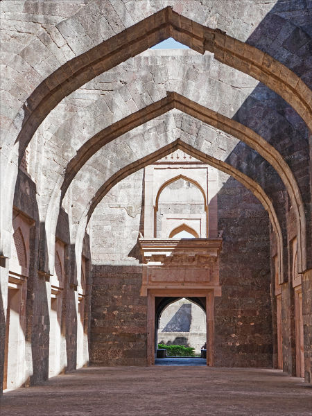 चित्र:Hindola-Mahal-Mandu-9.jpg