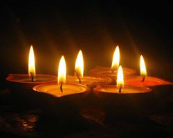 दीपावली की रात्रि में प्रकाश बिखेरते दीपक