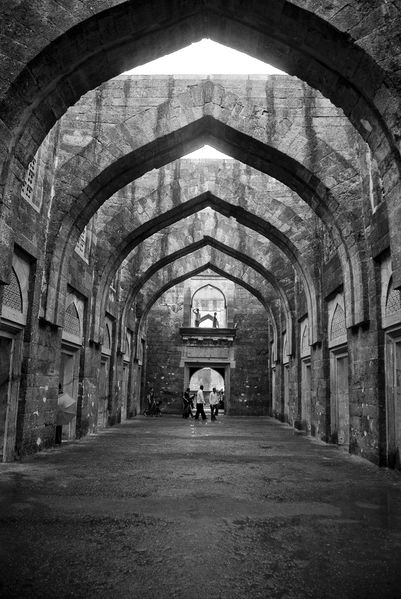 चित्र:Hindola-Mahal-Mandu-3.jpg