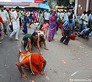 गुरु पूर्णिमा पर दंडौती लगाते श्रद्धालु, गोवर्धन, मथुरा Devotees Doing Dandauti Parikrama On Guru Purnima, Govardhan, Mathura