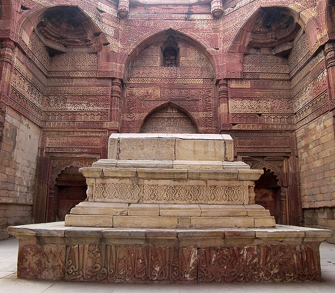 चित्र:Iltutmish-Tomb-Qutab-Minar.jpg