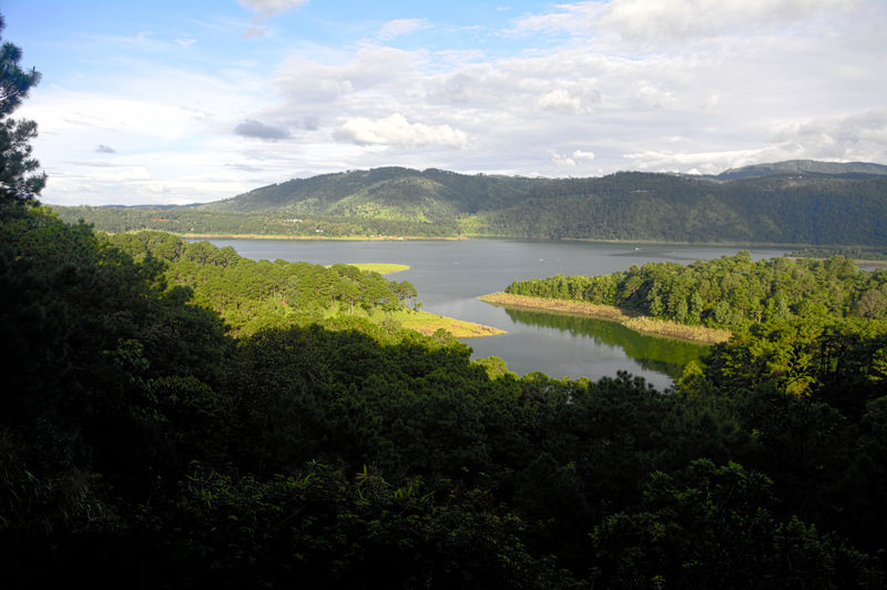 चित्र:Umiam Lake-2.jpg