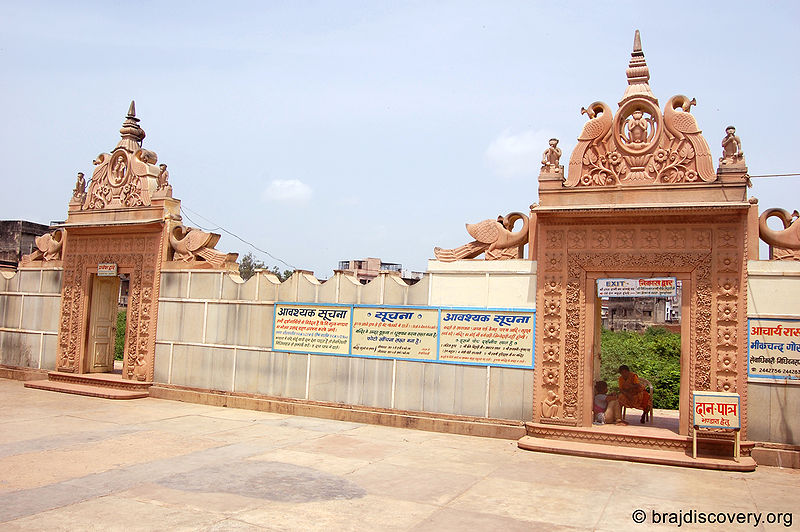 चित्र:Nidhivan-gate.jpg