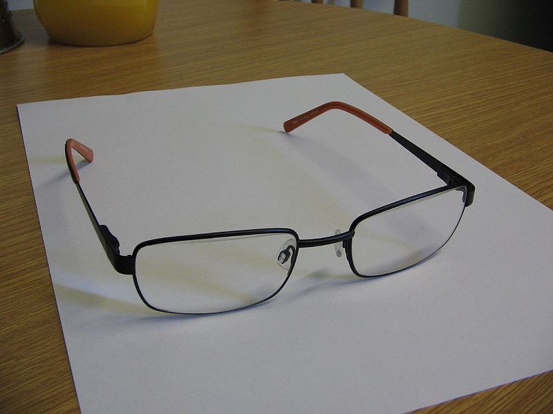 चित्र:Eyeglasses.jpg