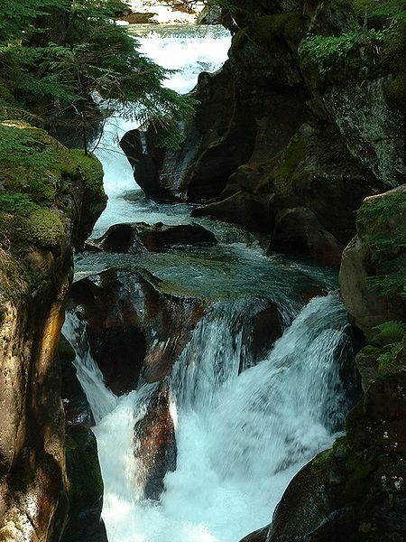 चित्र:Glacier-Waterfall.jpg