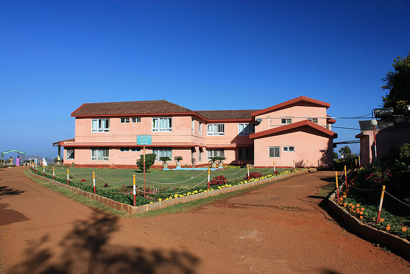 चित्र:Raj-Bhavan-Guest-House-Kemmangundi.jpg
