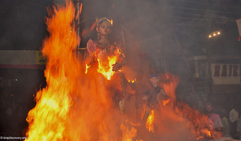 चित्र:Holi-Holika-Dahan-Mathura.jpg