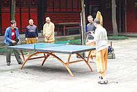 टेबल टेनिस खेलते खिलाड़ी