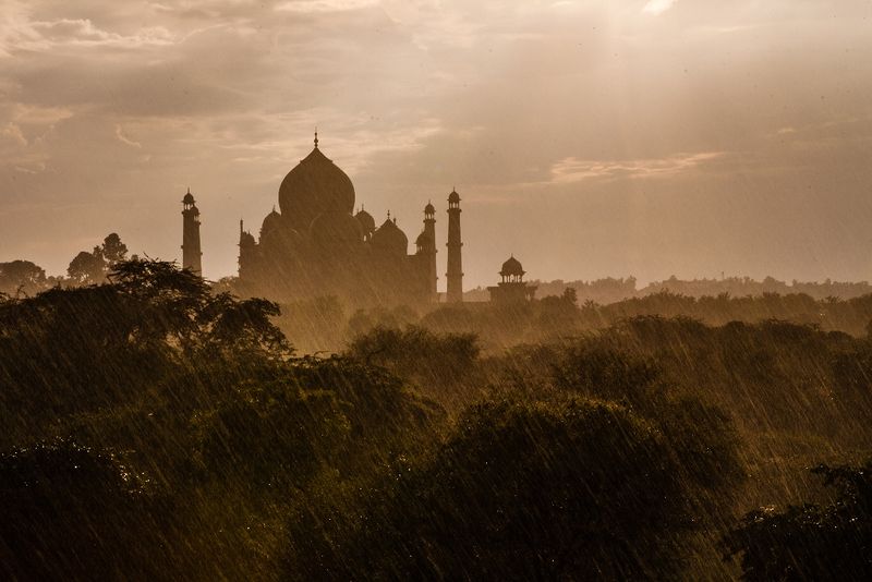 चित्र:Tajmahal-In-The-Rains.jpg