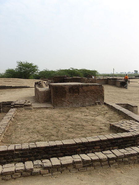 चित्र:Drainage-Channels-Lothal.jpg
